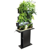 Vertikal inomhusträdgård med akvarium och växtbelysning på en svart piedestal
