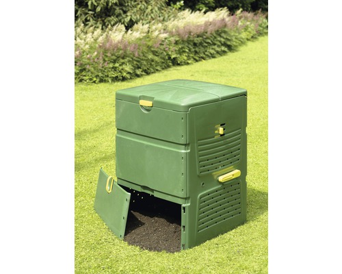 Kompostbehållare av plast i trädgården