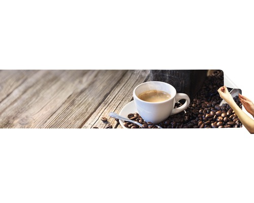 Väggbild med kaffemotiv, kopp, bönor och träbord