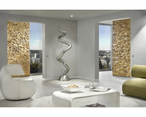 Modernt vardagsrum med sten accentvägg och modern konst