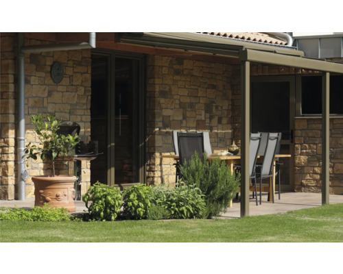 Uteplats med trädgårdsmöbler, grill och stenmur