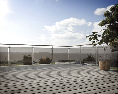 Terrass med glasräcke och trägolv med utsikt över havet