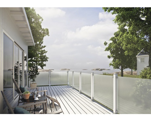 Terrass med insynsskydd, bord och stolar på en modern balkong