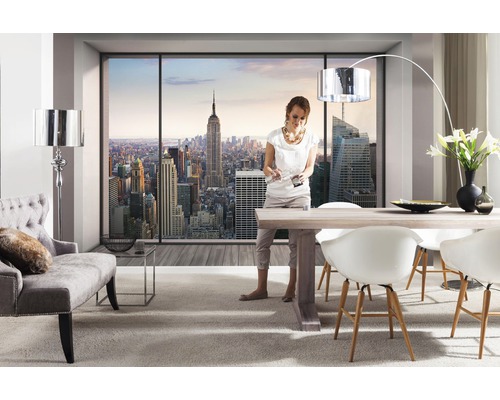 Ljust vardagsrum med matplats, fåtölj, golvlampa och utsikt över New York