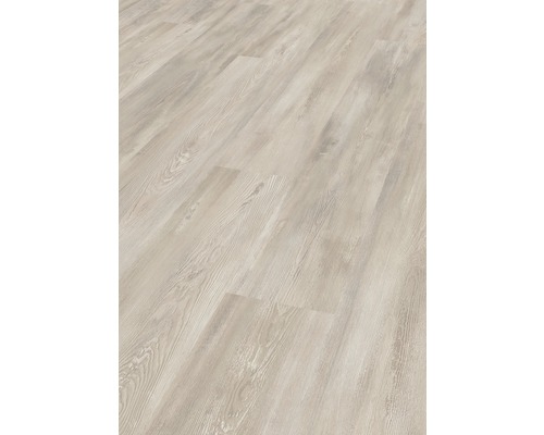 Ljust laminatgolv med träutseende.