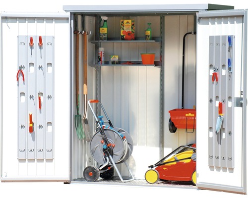 Öppet trädgårdsförråd med trädgårdsredskap och hyllor