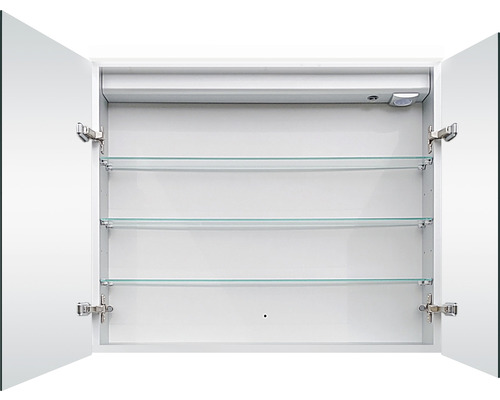 Öppet spegelskåp med glashyllor och belysning för badrummet