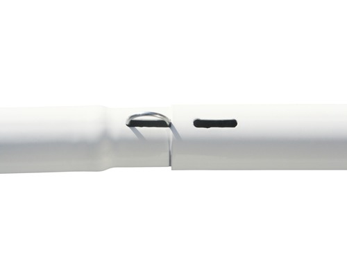 Närbild av ett vitt plaströr med urtag