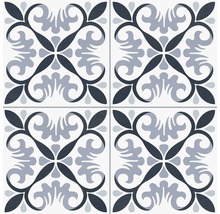 Fyra dekorativa plattor med blommönster