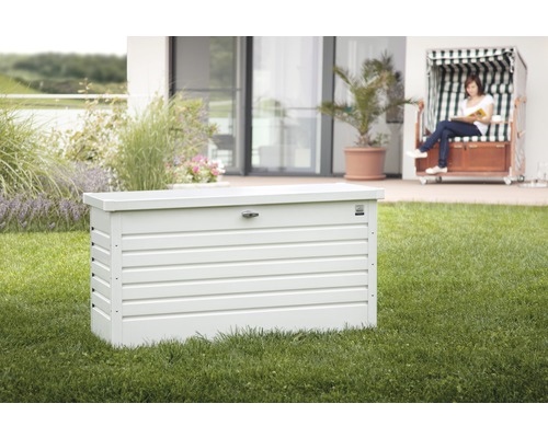 Bild av en trädgårdslåda utomhus på en gräsmatta