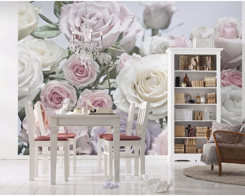 Matsal med blomstertapet, matbord och bokhylla