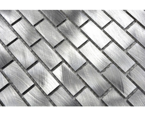 Mosaikplattor av metall i fiskbensmönster