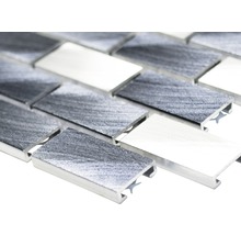 Mosaikplattor av metall och glas