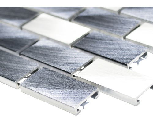 Mosaikplattor av metall och glas