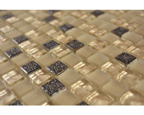 Närbild av mosaikplattor med fyrkantiga glas- och dekorelement