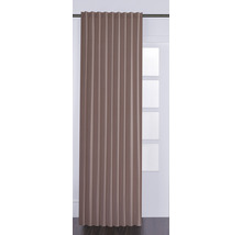 Mörkläggningsgardin med veckbandsupphängning framför ett fönster