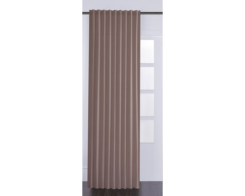 Mörkläggningsgardin med veckbandsupphängning framför ett fönster