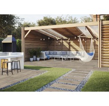 Utomhusscen med grillplats, paviljong, loungeområde och terrassplattor