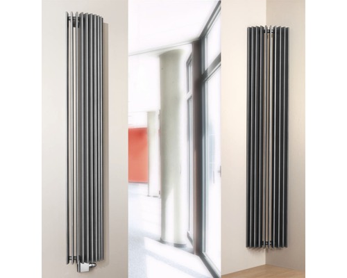 Två panelradiatorer på en vägg i ett rum med hall