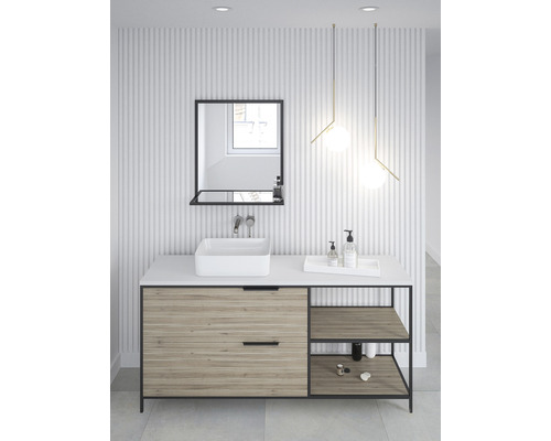 Badrum med tvättställ, spegel och belysning i ljus design