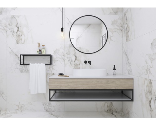 Modernt badrum med marmorplattor, handfat, spegel och hylla