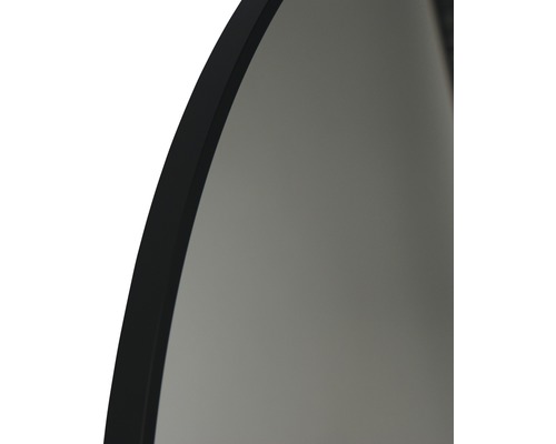 Detaljvy av en rund spegel med ram