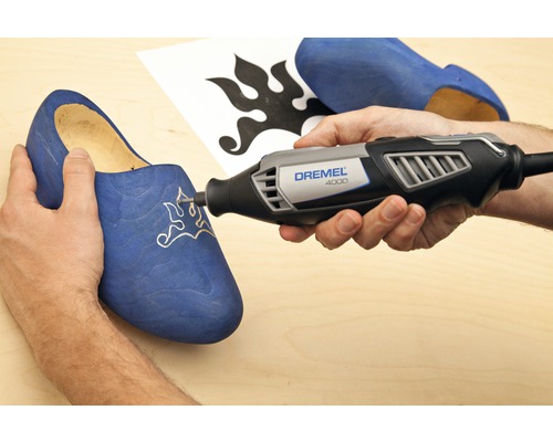 Dremel 4000 multifunktionsverktyg för gravering av en träsko