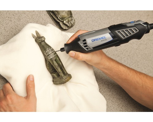 Dremel 4000 multiverktyg som graverar en kattfigur