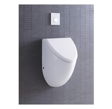 Vit urinal med spolknapp på grå vägg