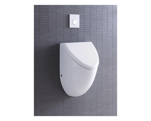 Vit urinal med spolknapp på grå vägg