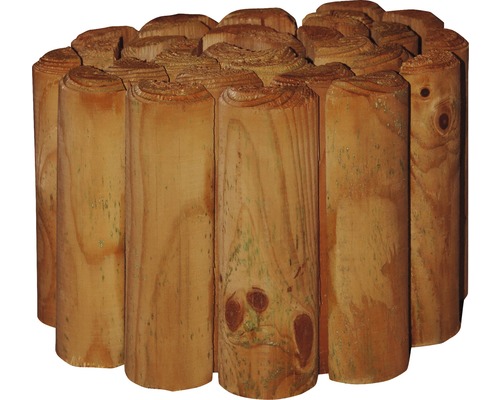 Trädgårdsgång av trä gjord av runda stolpar