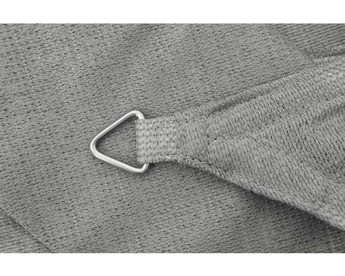 Detaljbild av ett solsegel med triangelring för fastsättning