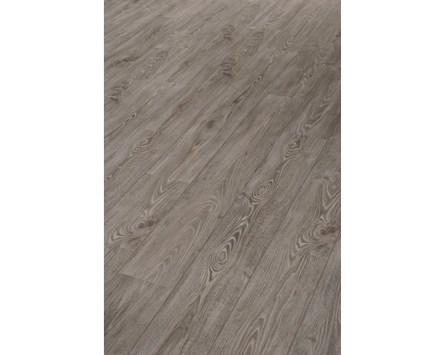 Närbild av ett laminatgolv med träutseende