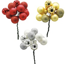 Dekorativa julgranskulor i rött, guld och silver som ett knippe