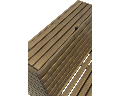 Detaljvy av en trädgårdsbänk tillverkad av träribbor