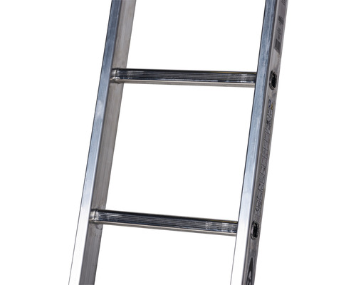 Detaljvy av en aluminiumstege med stegpinnar