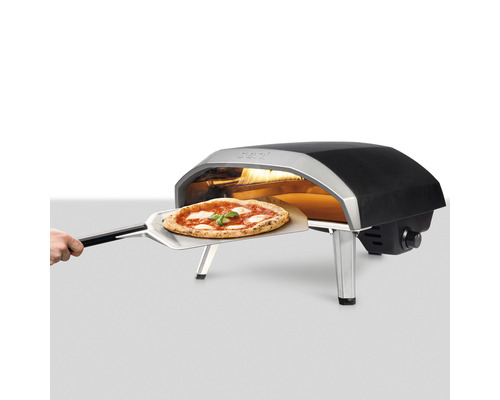 Ooni pizzaugn med pizza på en pizzaspade