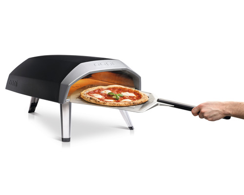 Ooni pizzaugn med pizza på pizzaspade