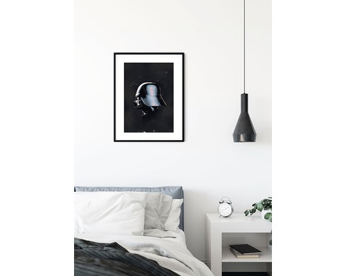 Inramad affisch med Darth Vader-hjälm ovanför en säng