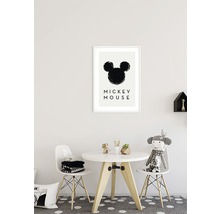 Barnrum med runt bord, stolar och Mickey Mouse-poster på väggen