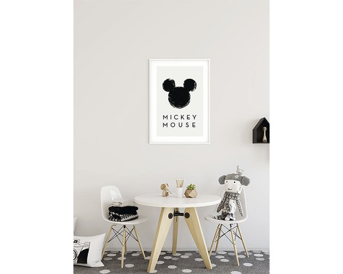 Barnrum med runt bord, stolar och Mickey Mouse-poster på väggen