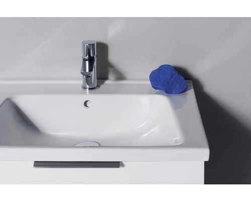 Detaljvy av ett handfat med armatur och dekoration