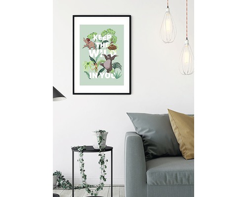 Inramad affisch med motiv från Djungelboken och texten ''Keep the wild in you'' i ett vardagsrum