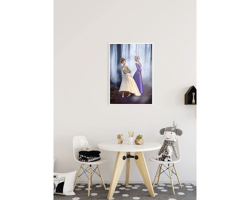 Inramad affisch med Anna och Elsa från Frost på en rumsvägg