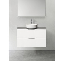 Badrum med tvättställsskåp, tvättställsskål, blandare och spegel