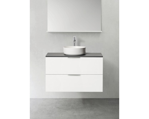 Badrum med tvättställsskåp, tvättställsskål, blandare och spegel