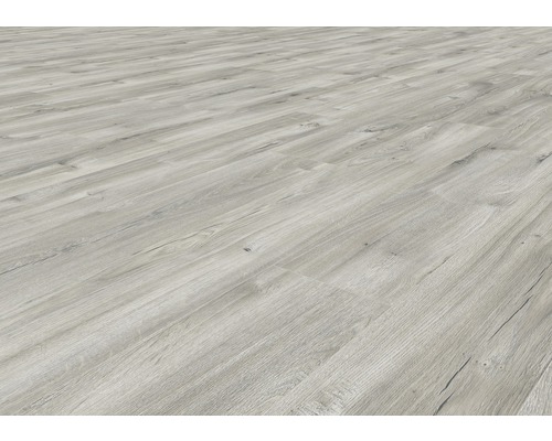 Lagt golv med träutseende.