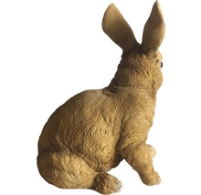 Dekorativ sittande harefigur i konststen för trädgården