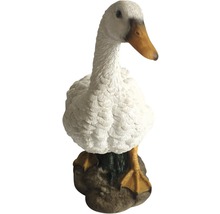 Dekorativ trädgårdsfigur: en stående, vit anka