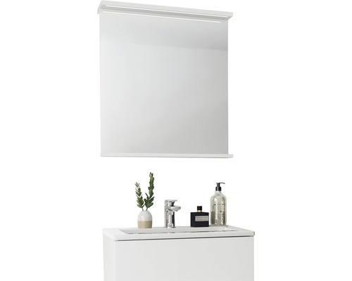 Badrum med spegel, belysning och handfat